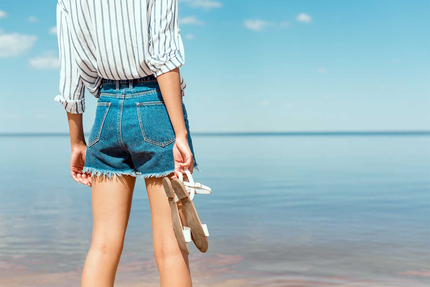 Sommerliches Outfit mit Shorts und Sandalen